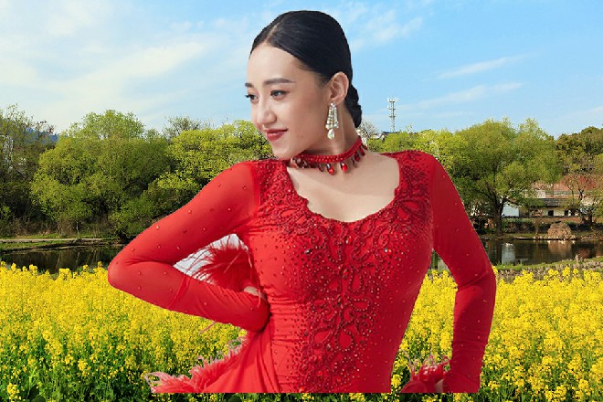 火星在空中不断蹦出来，证明两个人的交战有多么的激烈